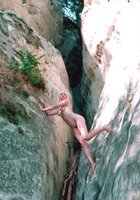 Голая блондинка позирует в пещере 1 фотография