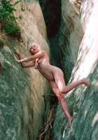 Голая блондинка позирует в пещере 2 фотография