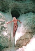 Голая блондинка позирует в пещере 20 фотография