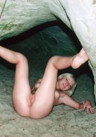 Голая блондинка позирует в пещере 15 фотография
