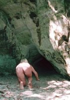 Голая блондинка позирует в пещере 14 фото