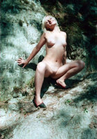 Голая блондинка позирует в пещере 11 фотография