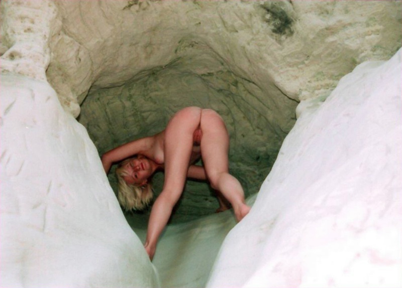 Голая блондинка позирует в пещере 18 фотография