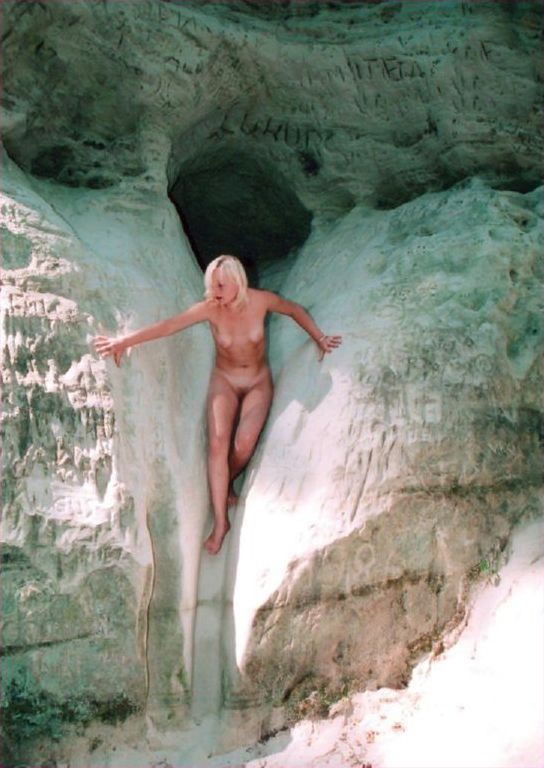 Голая блондинка позирует в пещере 20 фотография