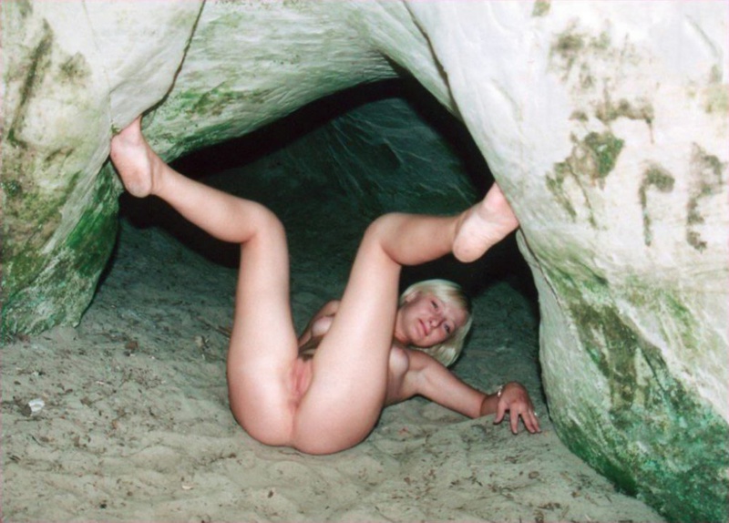 Голая блондинка позирует в пещере 15 фотография