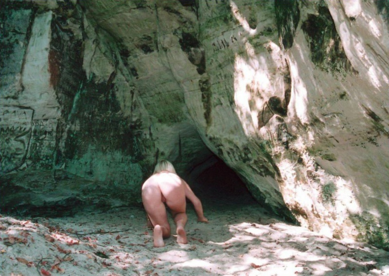 Голая блондинка позирует в пещере 14 фотография