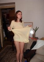 Молодуха мастурбирует самотыком представляя страстный секс 3 фотография