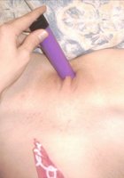 Юля мастурбирует фиолетовым вибратором расставив ноги 11 фото