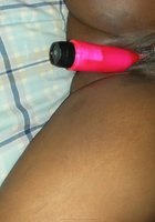 Негритянка мастурбирует черную писю розовым дилдо 10 фото
