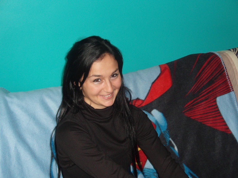 Молодая казашка позирует в белье перед совокуплением в спальне 2 фотография