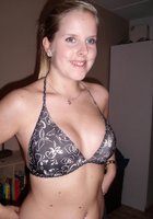 Молодая жена сосет толстый болт в спальне 4 фотография