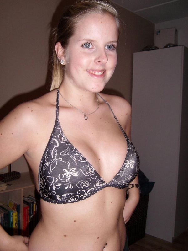 Молодая жена сосет толстый болт в спальне 4 фотография