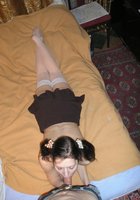 Студентка отсасывает вкусный писюн лежа на кровати 12 фото