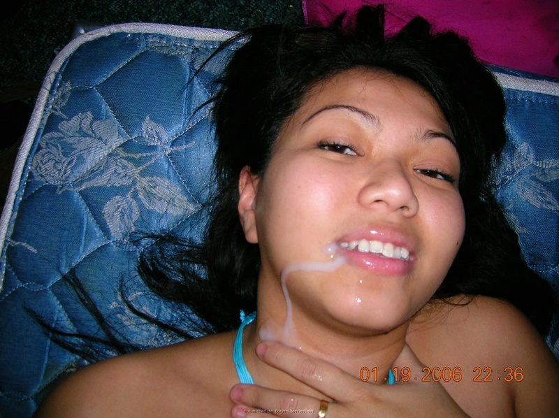 Азиатка угостилась спермой после секс втроем 16 фотография