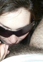 Мамка в темных очках светит мандой в предвкушении орального секса 5 фото