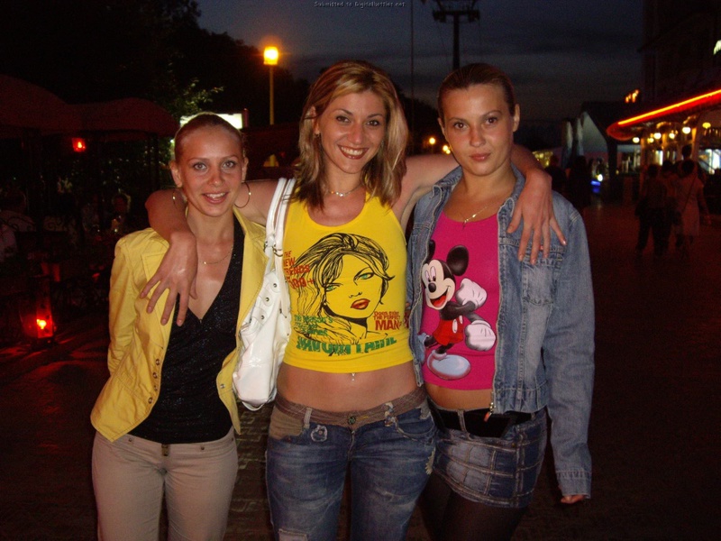 Три подруги-лесбиянки загорают после пьянки 32 фотография