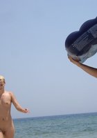 Лесбиянки на море занимаются оральным сексом 18 фотография