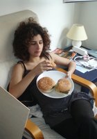 Голая армянка отдыхает на диване после куни 14 фото