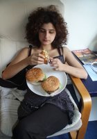 Голая армянка отдыхает на диване после куни 15 фото