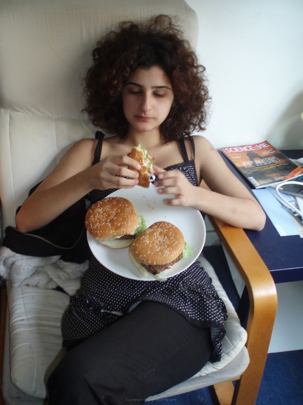 Голая армянка отдыхает на диване после куни 15 фотография