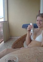 Жена пьет пиво катаясь на яхте в плавках 2 фото