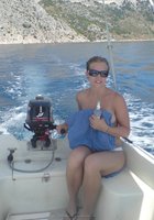 Жена пьет пиво катаясь на яхте в плавках 24 фотография