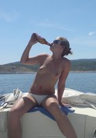 Жена пьет пиво катаясь на яхте в плавках 25 фото