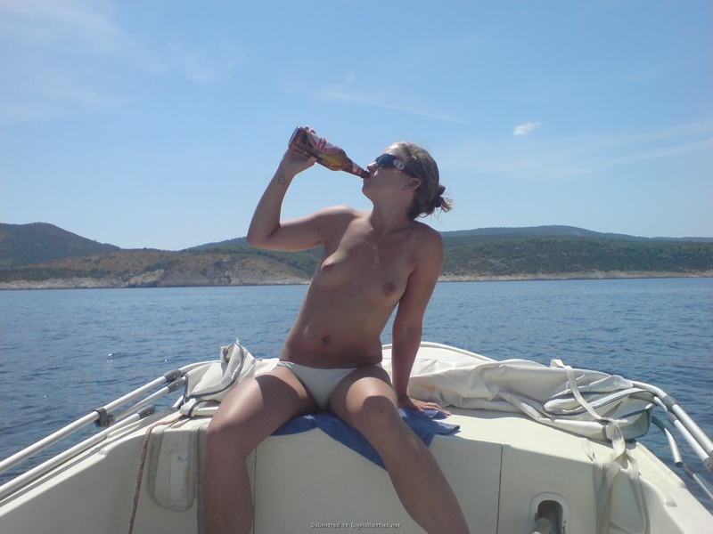 Жена пьет пиво катаясь на яхте в плавках 25 фотография