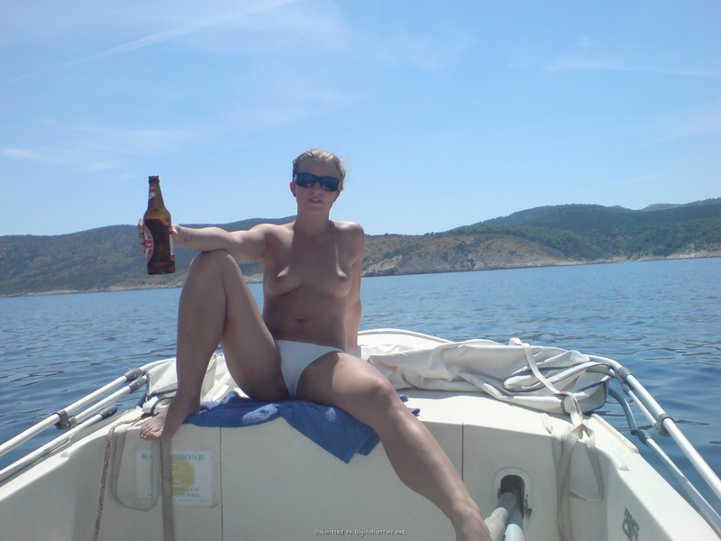 Жена пьет пиво катаясь на яхте в плавках 29 фотография