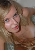 Красивая блондиночка оголилась чтобы покупаться в ванной 17 фотография