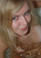 Красивая блондиночка оголилась чтобы покупаться в ванной 18 фото