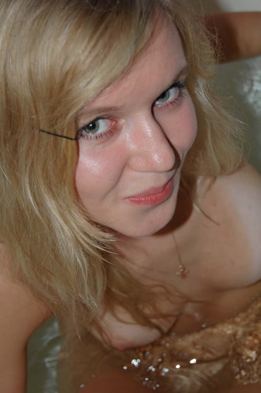 Красивая блондиночка оголилась чтобы покупаться в ванной 18 фотография