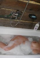 Пышногрудая мамочка приняв ванну разгуливает нагишом по дому 4 фотография