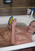 Пышногрудая мамочка приняв ванну разгуливает нагишом по дому 7 фото