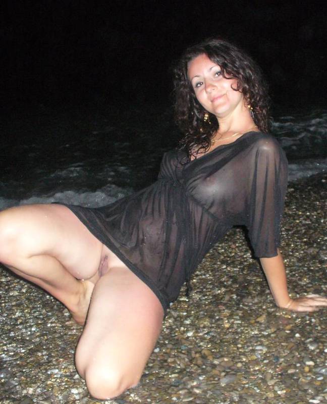 Бабенка в прозрачном платье лежит на пляже 5 фотография