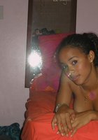 Негритяночка Таисия на кроватке светит влагалищем 1 фотография