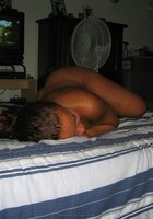 Латиноамериканка залезла голая на кровать в спальне 9 фото