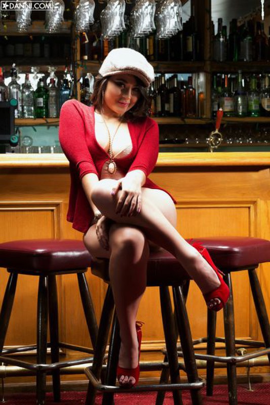 София шалит у барной стойки после работы 27 фотография