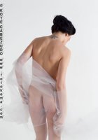 Келли прикрывает голые прелести прозрачной шалью 3 фотография
