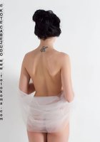 Келли прикрывает голые прелести прозрачной шалью 4 фотография
