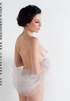 Келли прикрывает голые прелести прозрачной шалью 16 фото