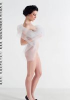 Келли прикрывает голые прелести прозрачной шалью 13 фото