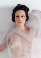 Келли прикрывает голые прелести прозрачной шалью 7 фото