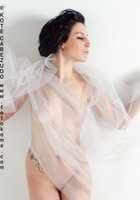 Келли прикрывает голые прелести прозрачной шалью 38 фото
