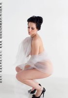 Келли прикрывает голые прелести прозрачной шалью 36 фото
