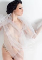 Келли прикрывает голые прелести прозрачной шалью 30 фотография