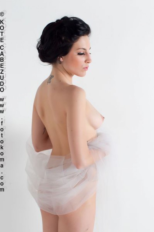 Келли прикрывает голые прелести прозрачной шалью 16 фотография