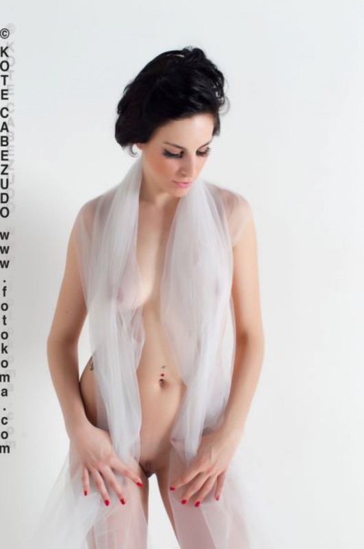 Келли прикрывает голые прелести прозрачной шалью 37 фотография
