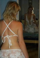 Молодая жена в чулочках показывает прелести перед зеркалом 8 фото