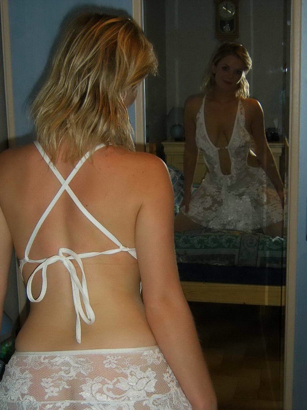 Молодая жена в чулочках показывает прелести перед зеркалом 8 фотография